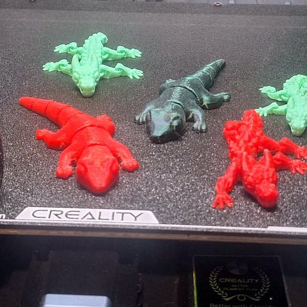 3D-printed lizards on the printer bed